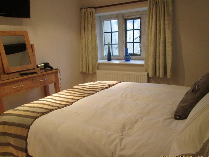 A tour of No. 8 The Square holiday cottage, Cotswolds14